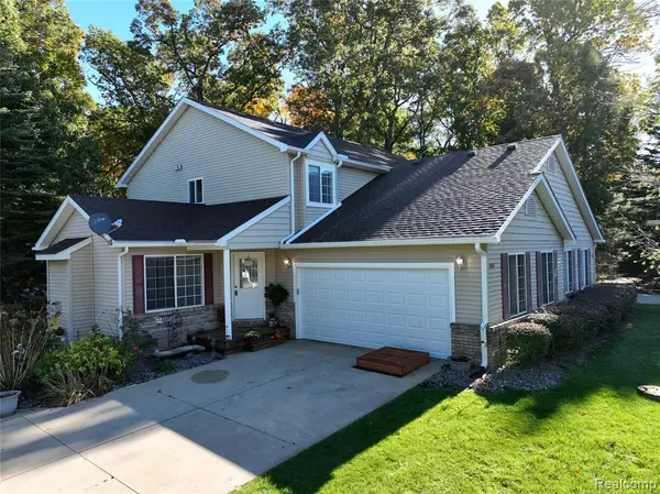 8883 Redstone Drive, Pinckney, MI 48169