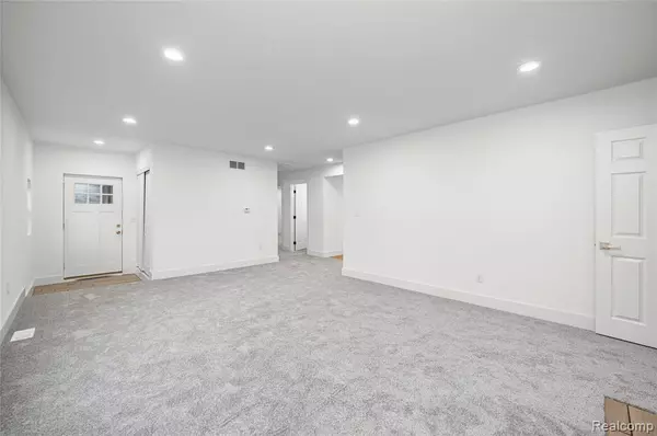 Southfield, MI 48033,24390 Green Valley Street