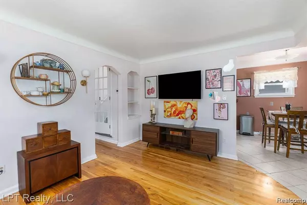 Royal Oak, MI 48073,714 E 12 Mile Road