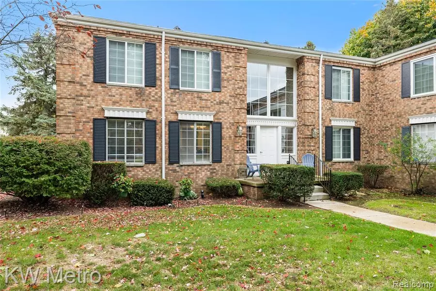 635 E Fox Hills Drive, Bloomfield Hills, MI 48304