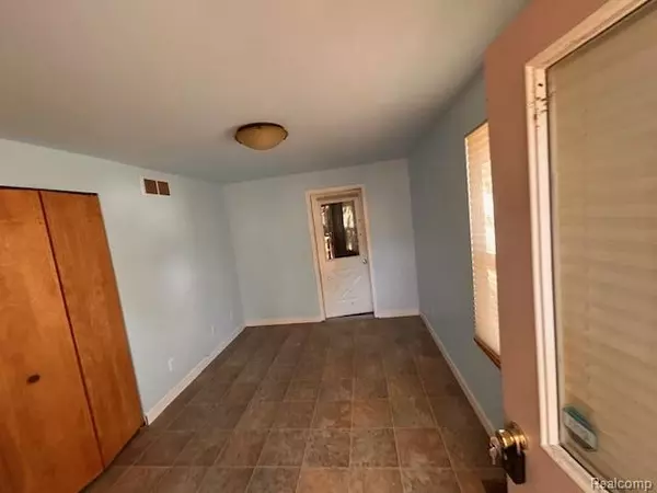 Keego Harbor, MI 48320,2411 Pine Lake Avenue