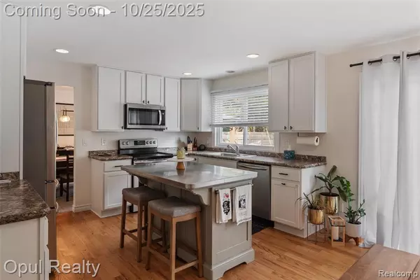 Farmington Hills, MI 48335,22416 Heathersett Crescent