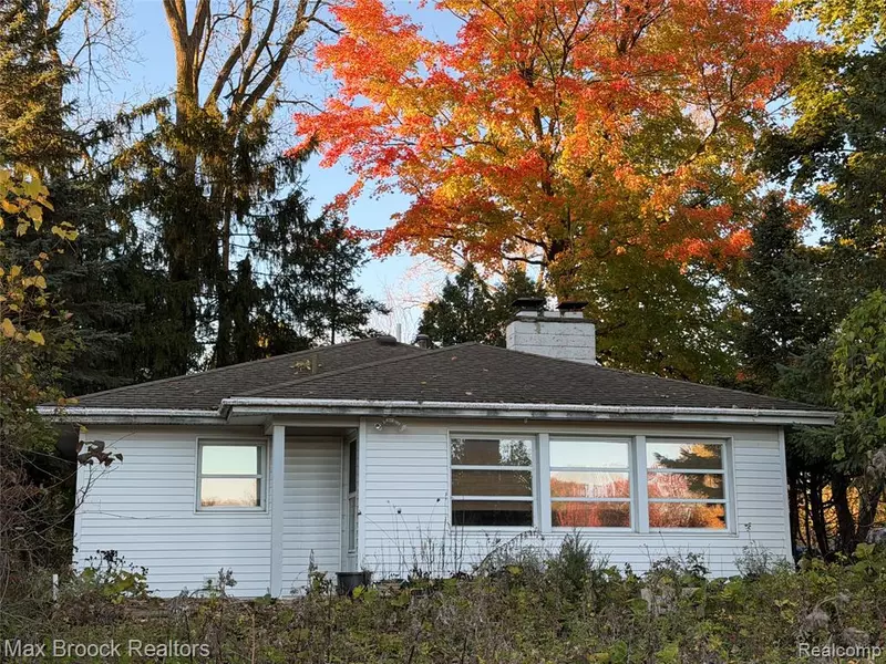 6433 Walnut Lake Road, West Bloomfield, MI 48323