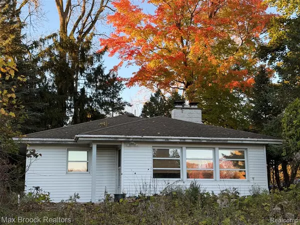 6433 Walnut Lake Road, West Bloomfield, MI 48323