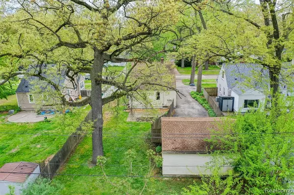 Oak Park, MI 48237,23501 MAJESTIC Street