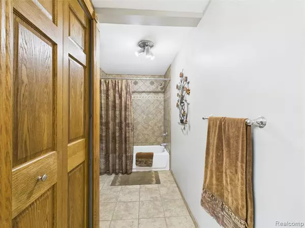 Columbiaville, MI 48421,480 PENINSULA Drive