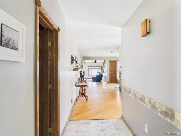 Columbiaville, MI 48421,480 PENINSULA Drive