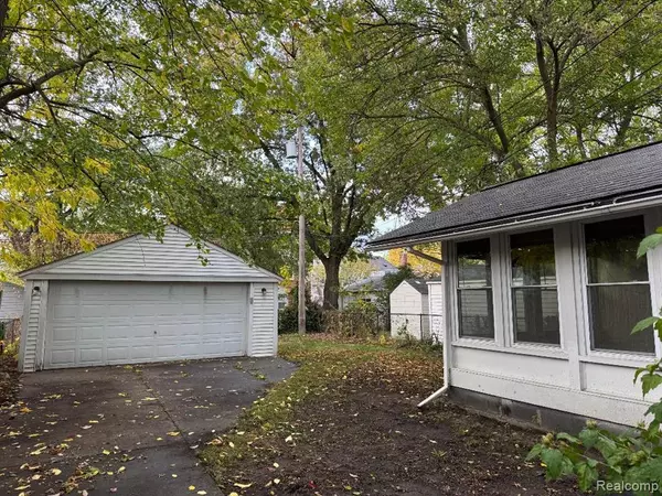 Grosse Pointe Woods, MI 48236,19235 RAYMOND Street