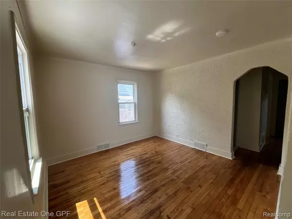 Warren, MI 48089,8679 CHALMERS Avenue