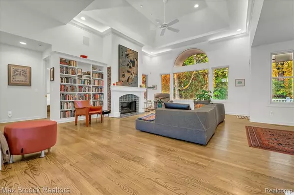 Bloomfield Hills, MI 48304,3826 Lakecrest Drive