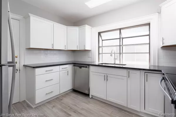 Grosse Pointe Park, MI 48230,922 Nottingham Road