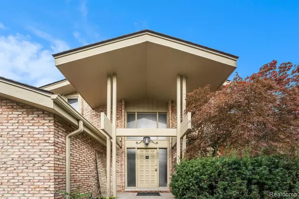 2189 Colony Club Court, West Bloomfield, MI