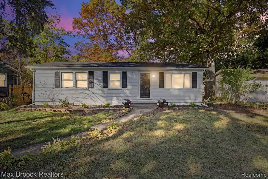 9650 Cooley Lake Road, White Lake, MI