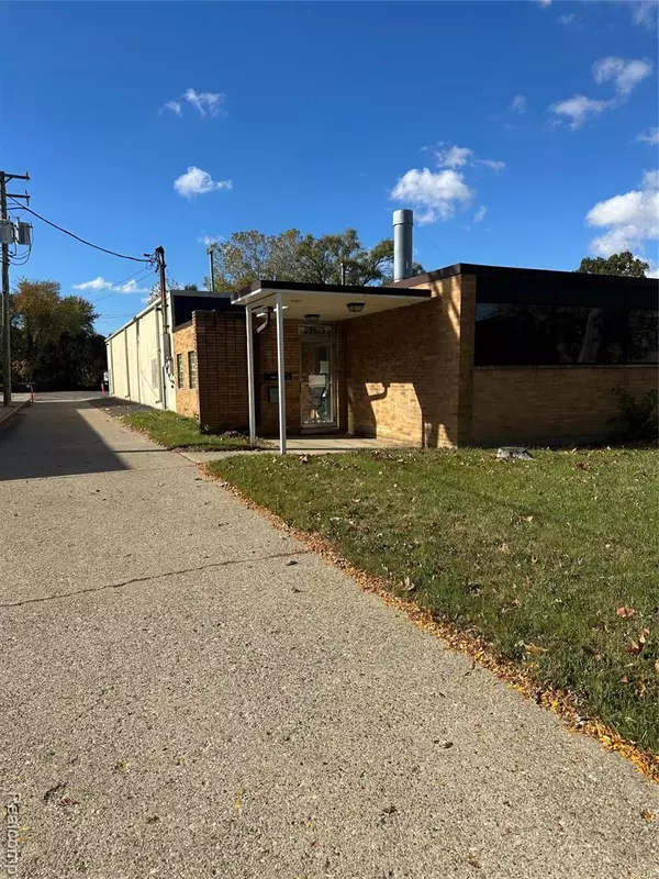 23539 Pinewood Street, Warren, MI 48091