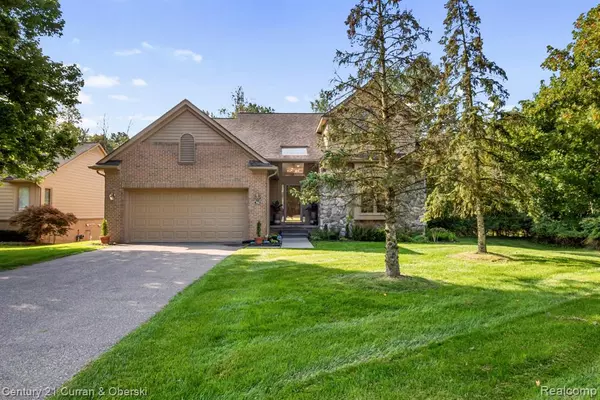 West Bloomfield, MI 48323,7065 Deerwood Trail