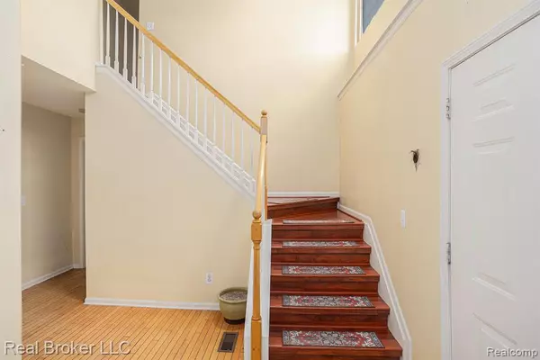 Farmington Hills, MI 48336,24403 Elmhurst Avenue