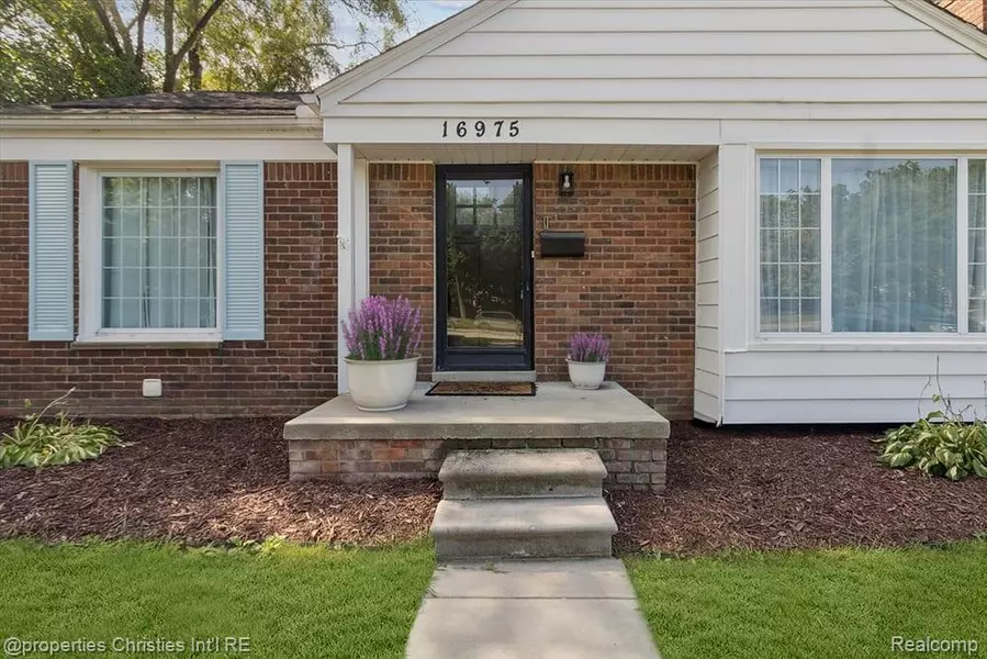 16975 W 14 Mile Road, Beverly Hills, MI 48025