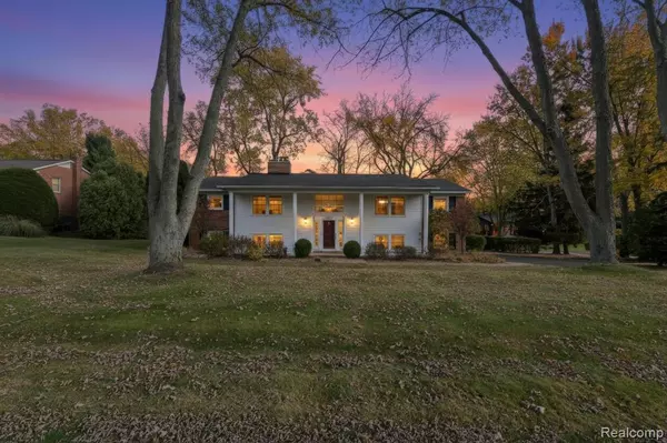 2755 Hunters Hill Road, Bloomfield Hills, MI 48304