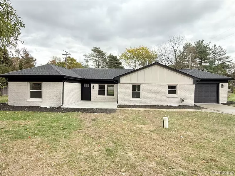 42 Sterling Drive, Lapeer, MI 48446