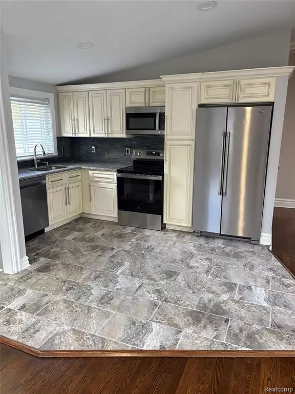 Oak Park, MI 48237,23245 Berkley Street