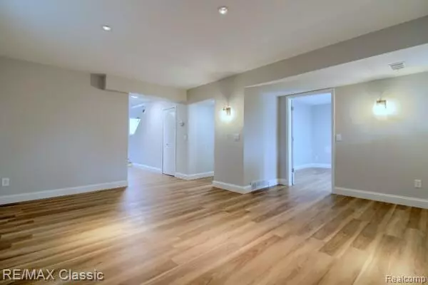 West Bloomfield, MI 48323,2149 Sunnycrest Drive