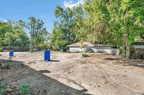 Detroit, MI 48219,18421 LAHSER Road