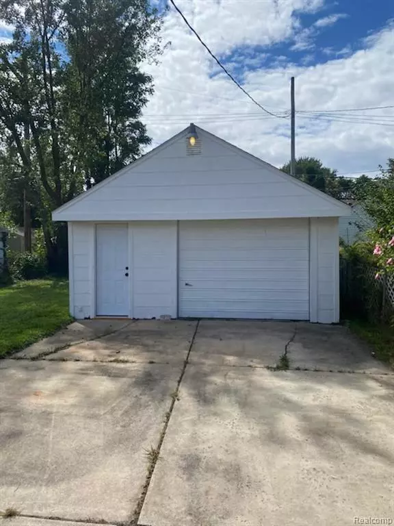 Eastpointe, MI 48021,23075 Saxony Avenue