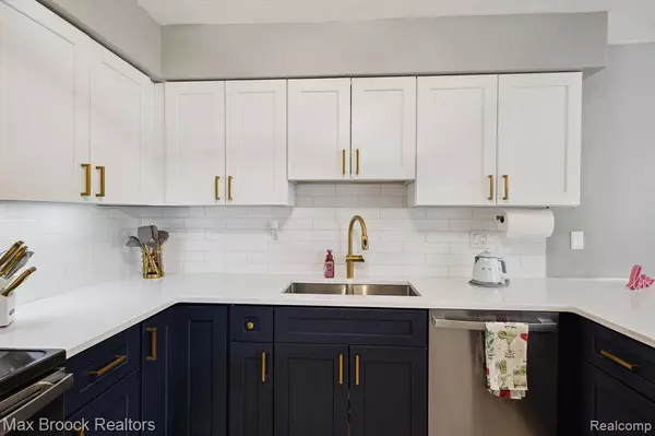 Walled Lake, MI 48390,1131 Indianwood Trail