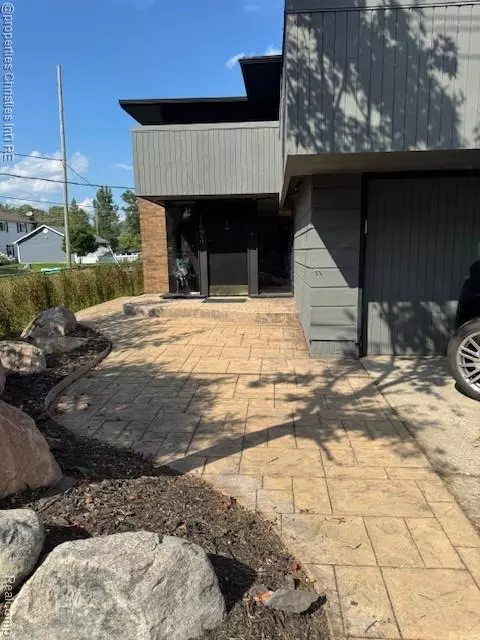 West Bloomfield, MI 48328,1493 Rivona Drive