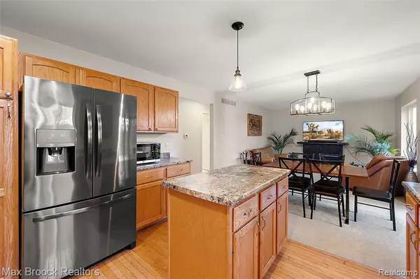 Waterford, MI 48327,437 Cove View Drive