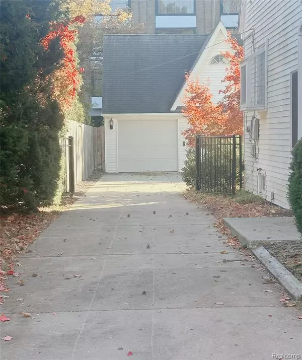 Birmingham, MI 48009,524 Oakland Avenue