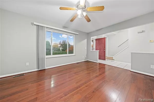 Waterford, MI 48328,3977 Cresthaven Drive