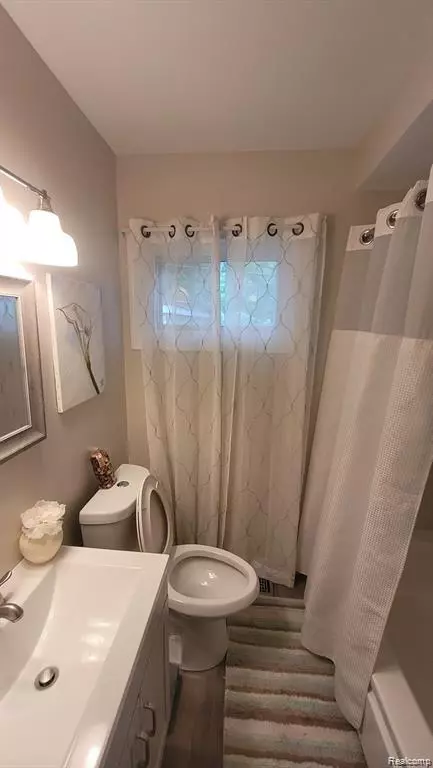 Hazel Park, MI 48030,606 E MILTON Avenue