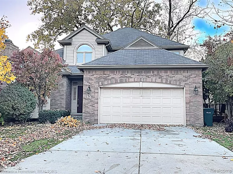 37 Turnberry Lane, Dearborn, MI 48120