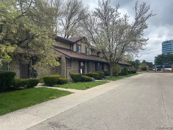 28129 FRANKLIN Road, Southfield, MI 48034