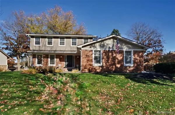 2832 Ravinewood Drive, Commerce Twp, MI 48382