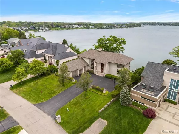 West Bloomfield, MI 48323,3468 PINE ESTATES Drive