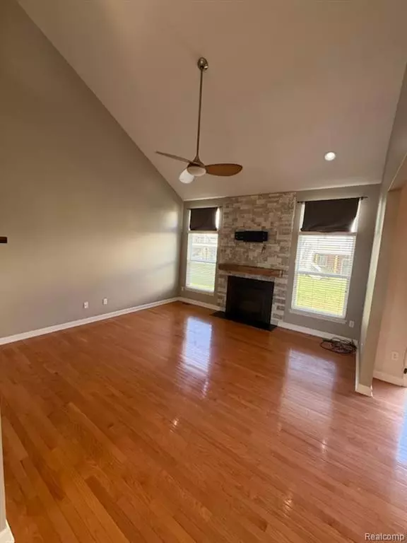 Novi, MI,51124 Hallfield Street