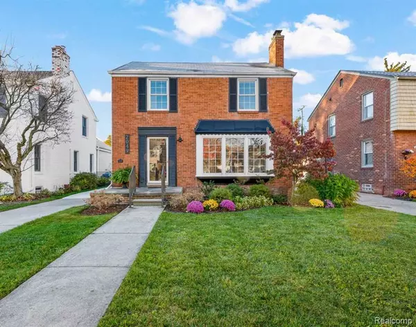 2049 Norwood Drive, Grosse Pointe Woods, MI 48236