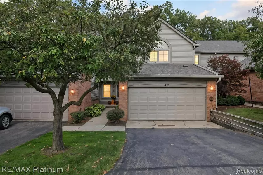 852 Woodridge Hills Drive, Brighton, MI 48116