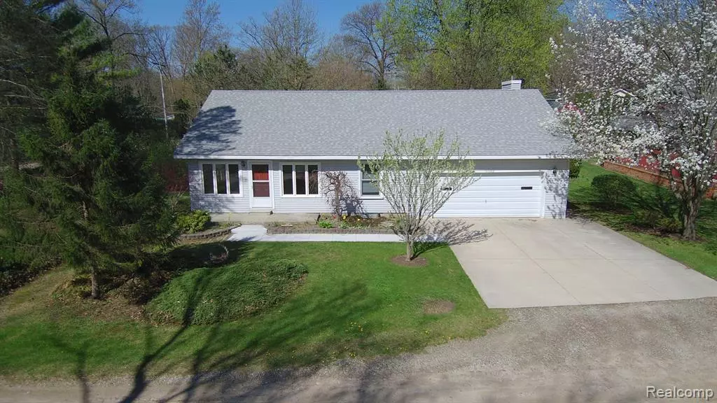 10082 BEECHWOOD Drive, Pinckney, MI 48169