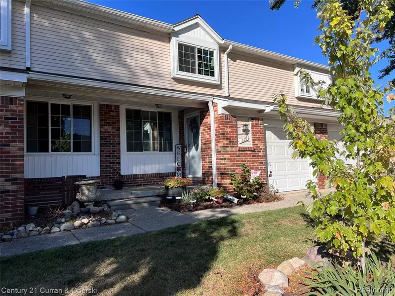 320 Hampton Ct, South Lyon, MI 48178