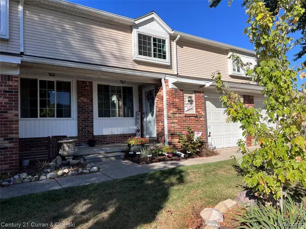 320 Hampton Ct, South Lyon, MI 48178