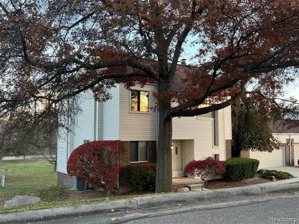 5321 Fairway Lane, West Bloomfield, MI 48323