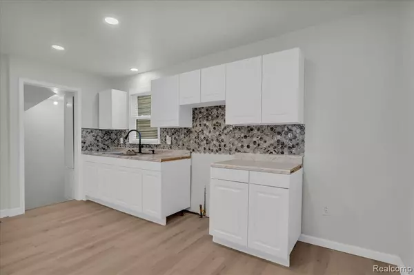 Detroit, MI 48228,8878 Lauder Street