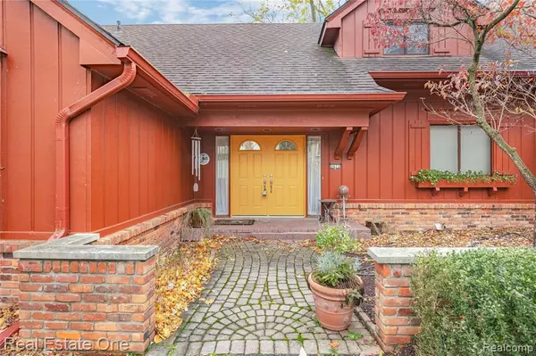 West Bloomfield, MI 48323,3075 Bloomfield Park Drive