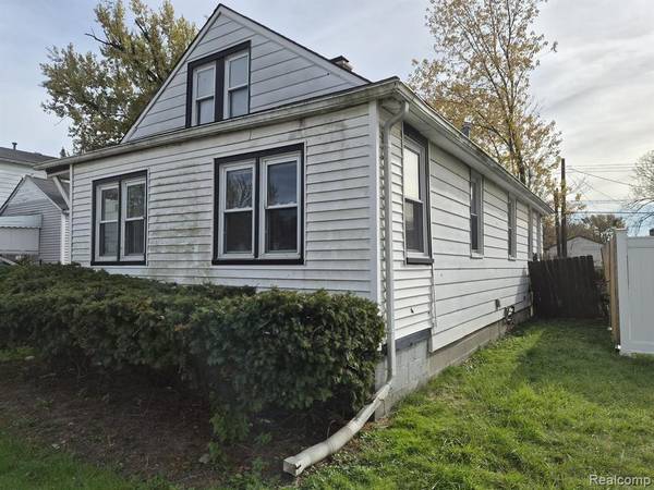 7092 Meadow Avenue, Warren, MI 48091