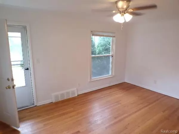 Wayne, MI 48184,3084 Gloria Street