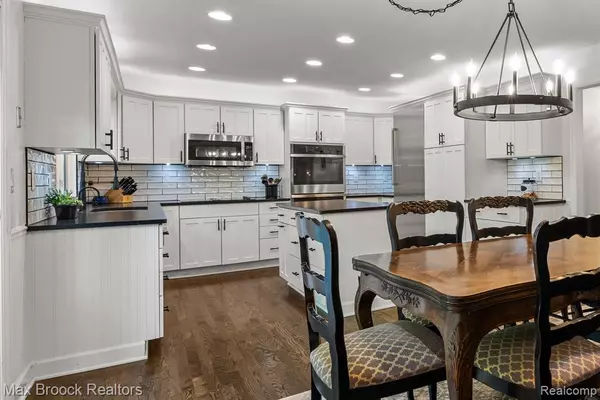 Bloomfield Hills, MI 48304,433 Whippers In Court