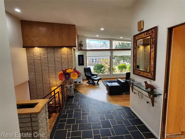 Bloomfield, MI 48301,6660 Woodbank Drive